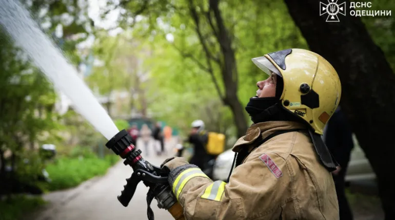 В Одесі чоловік застряг між двома гаражами: що відомо
