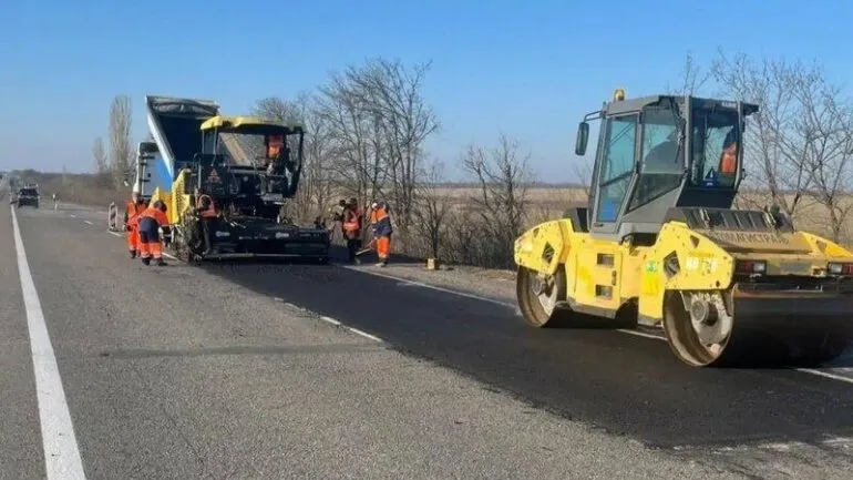 Фірма експосадовця виграла право утримувати дороги на Одещині за 230 мільйонів
