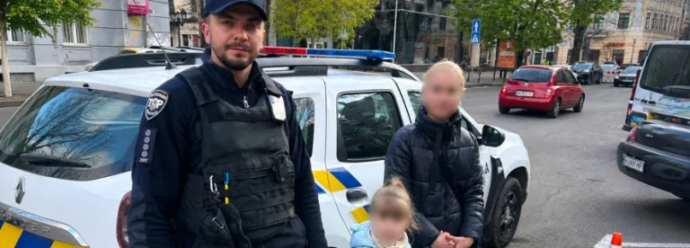 Шукали всі — знайшли патрульні: в Одесі зниклу дитину повернули матері