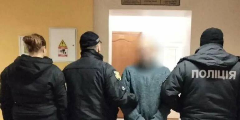 Ревнощі, алкоголь і ніж: в Одесі чоловік ледь не зарізав товариша під час застілля