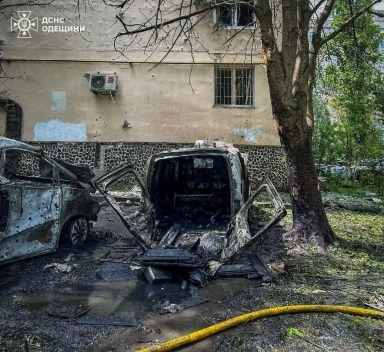 Палаючі автівки і вибиті вікна: що залишила після себе атака на Одесу 13 травня