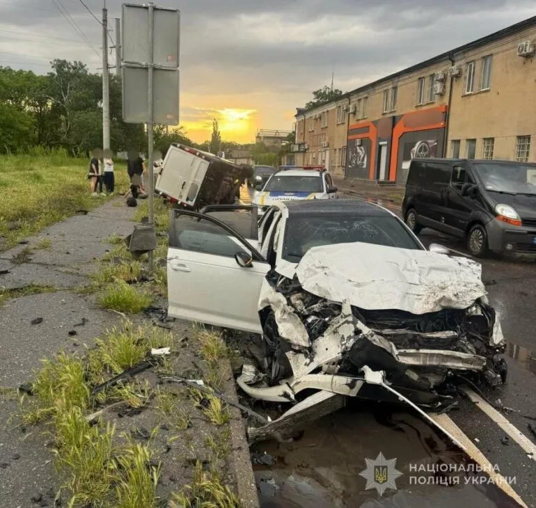 В Одесі перекинулося авто після ДТП: постраждали троє людей