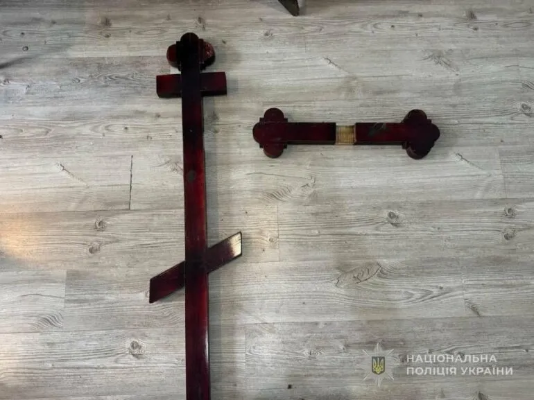 Молодий одесит трощив надмогильні хрести на кладовищі, - ФОТО