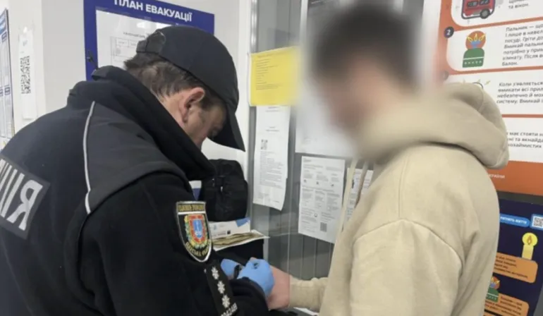 На Одещині троє братів і їхній друг під час блекауту вдерлися до житла літніх людей та погрожували їм ножем заради 12 тисяч гривень